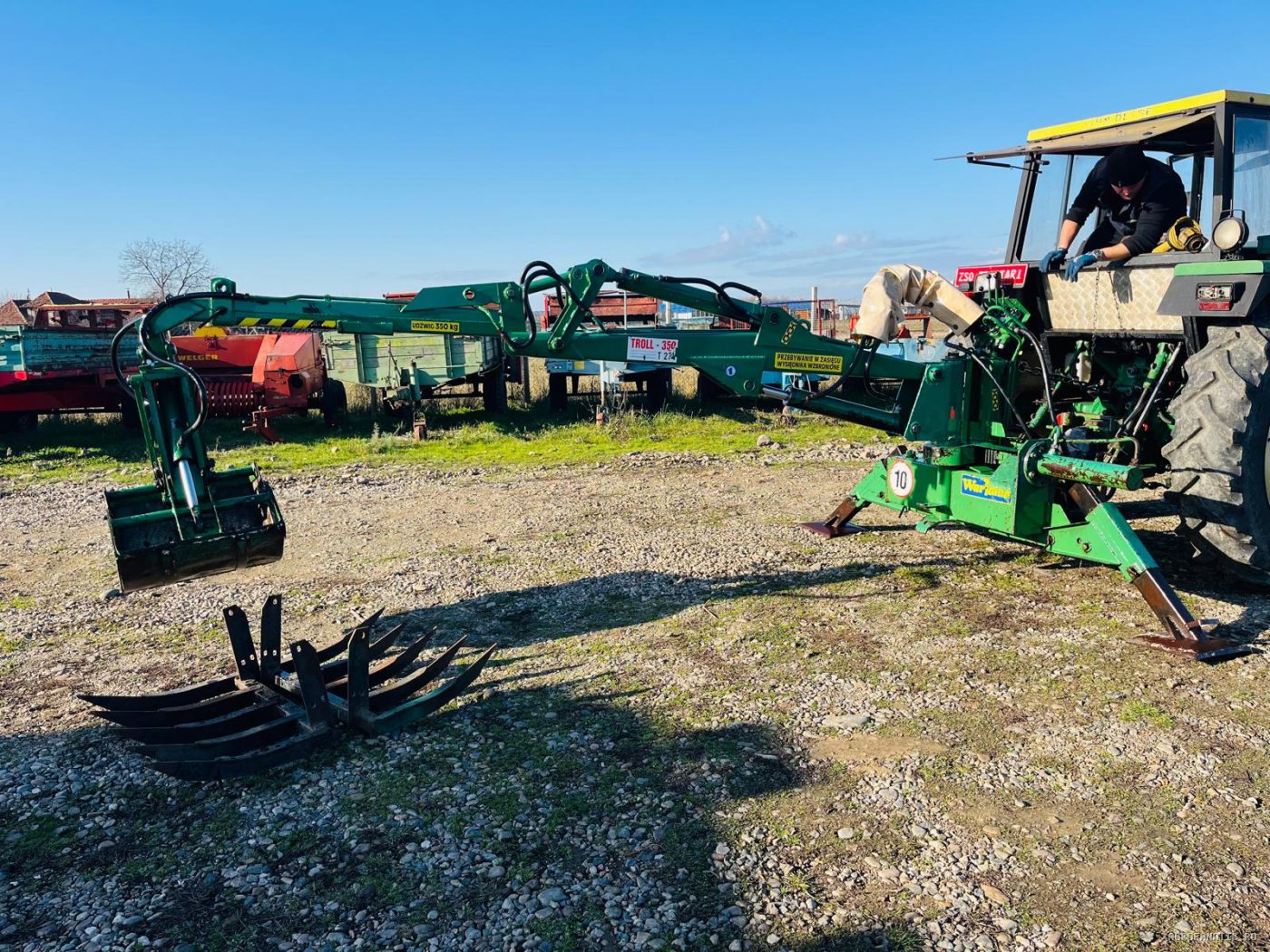 Brat excavator pentru tractor cu cupa si gheare de gunoi Agromet — utilaj agricol de vanzare