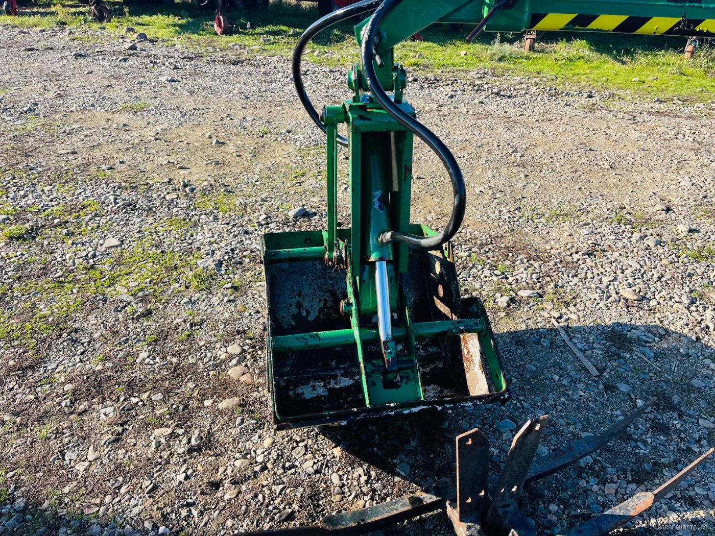 Brat excavator pentru tractor cu cupa si gheare de gunoi Agromet — utilaj agricol de vanzare