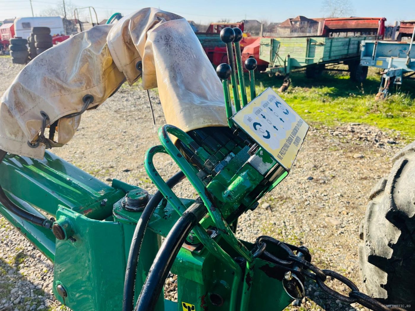 Brat excavator pentru tractor cu cupa si gheare de gunoi Agromet — utilaj agricol de vanzare