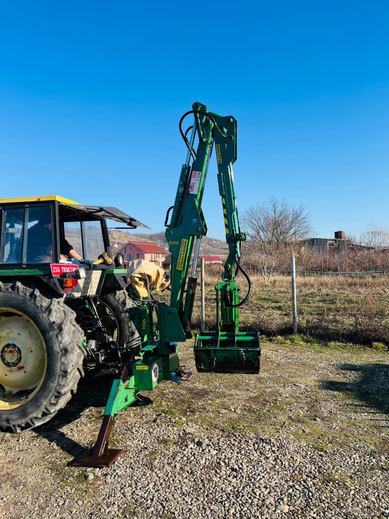 Brat excavator pentru tractor cu cupa si gheare de gunoi Agromet — utilaj agricol de vanzare