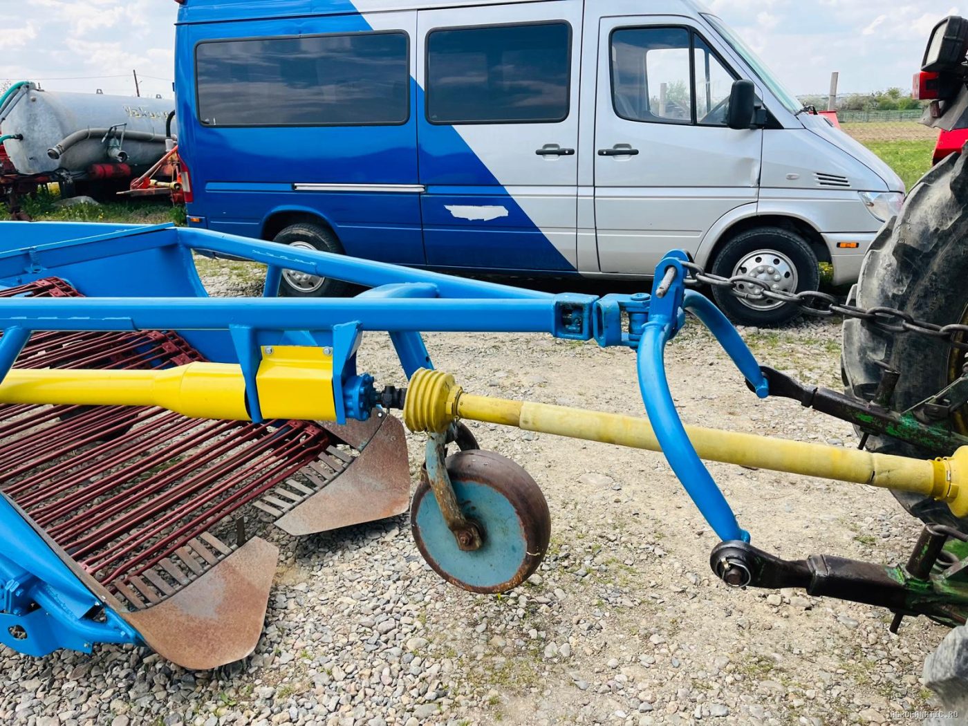 Culegatoare, utilaj de recoltat cartofi, ceapa pe 2 randuri Agromet — utilaj agricol de vanzare