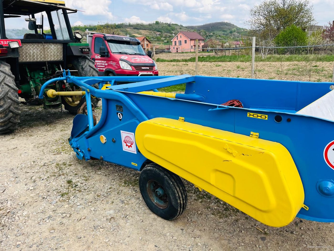 Culegatoare, utilaj de recoltat cartofi, ceapa pe 2 randuri Agromet — utilaj agricol de vanzare