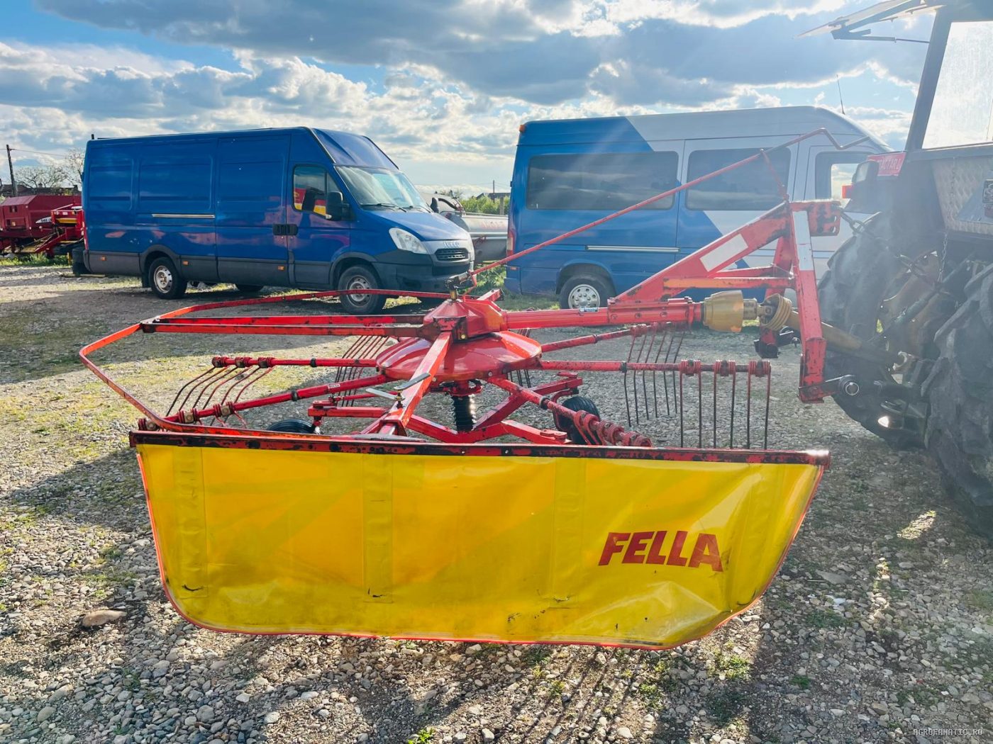 Grebla de adunat fan, iarba, paie, lucerna tip paianjen Fella — utilaj agricol de vanzare