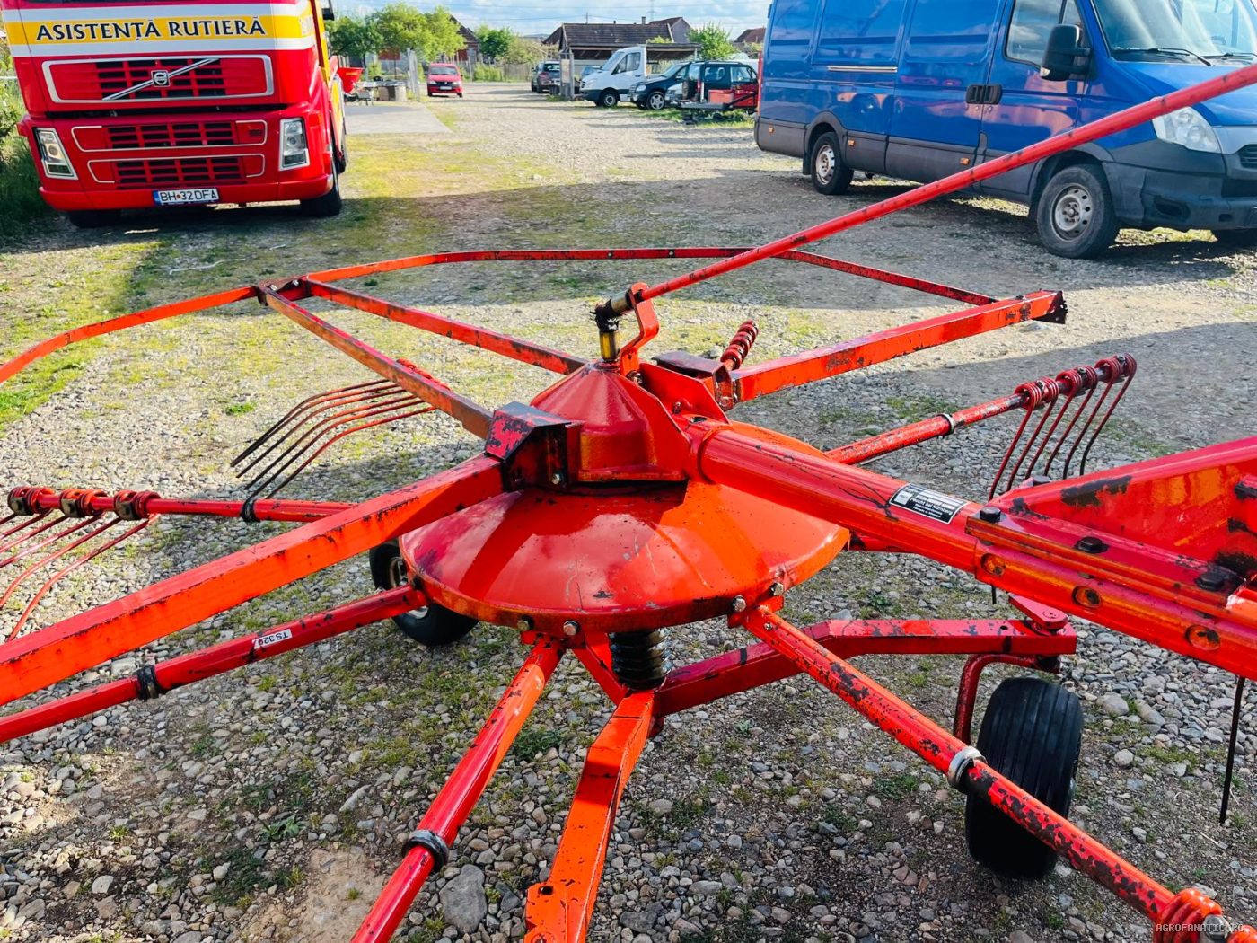 Grebla de adunat fan, iarba, paie, lucerna tip paianjen Fella — utilaj agricol de vanzare