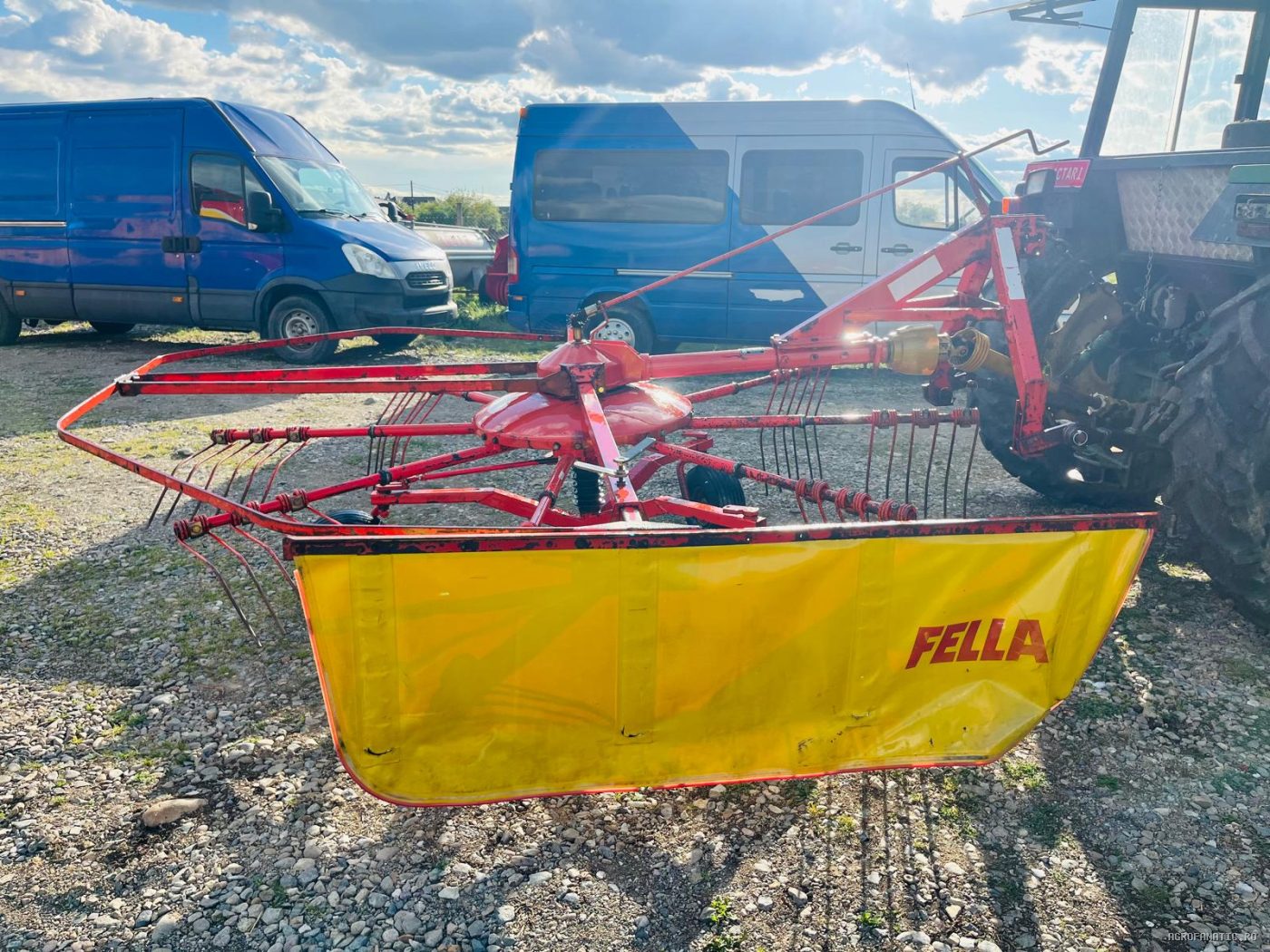 Grebla de adunat fan, iarba, paie, lucerna tip paianjen Fella — utilaj agricol de vanzare