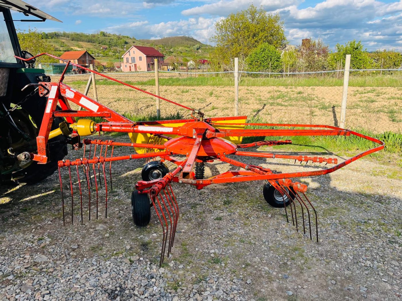 Grebla de adunat fan, iarba, paie, lucerna tip paianjen Fella — utilaj agricol de vanzare