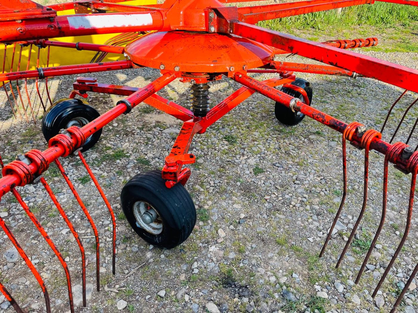 Grebla de adunat fan, iarba, paie, lucerna tip paianjen Fella — utilaj agricol de vanzare
