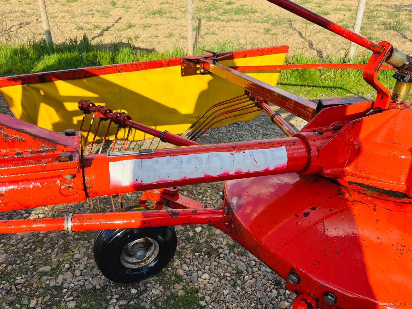 Grebla de adunat fan, iarba, paie, lucerna tip paianjen Fella — utilaj agricol de vanzare