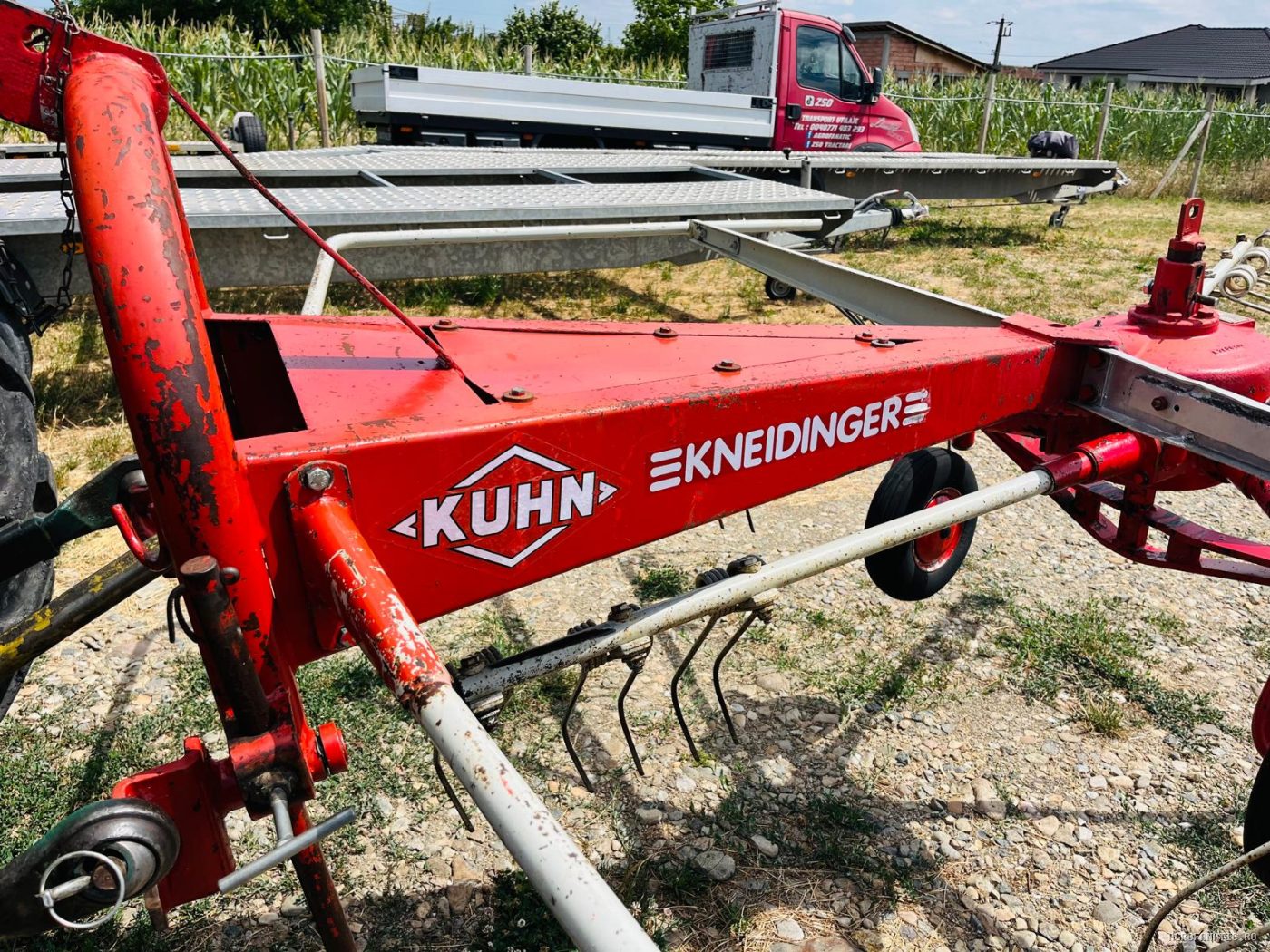 Grebla de adunat fan, iarba, paie, lucerna tip paianjen Kuhn in baie de ulei — utilaj agricol de vanzare