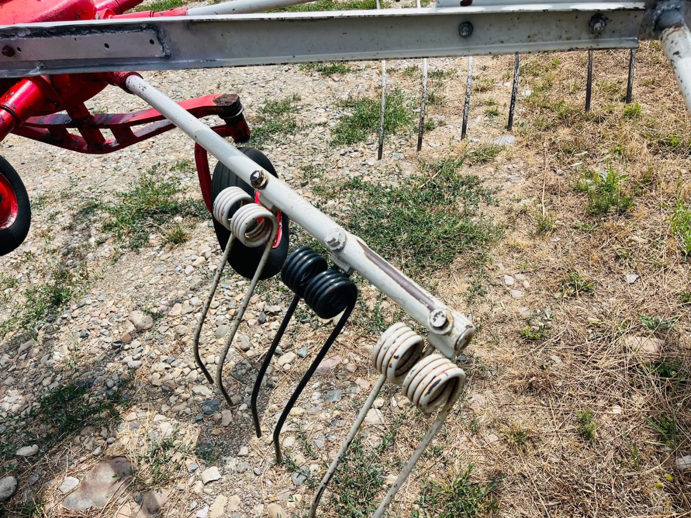 Grebla de adunat fan, iarba, paie, lucerna tip paianjen Kuhn in baie de ulei — utilaj agricol de vanzare