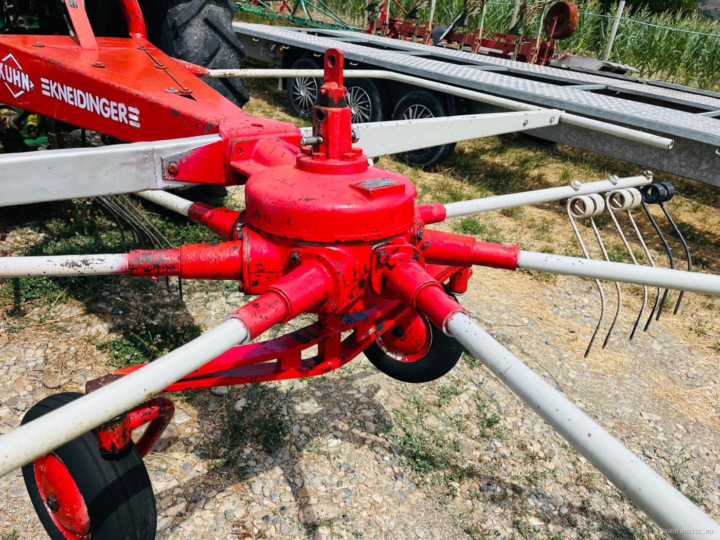 Grebla de adunat fan, iarba, paie, lucerna tip paianjen Kuhn in baie de ulei — utilaj agricol de vanzare