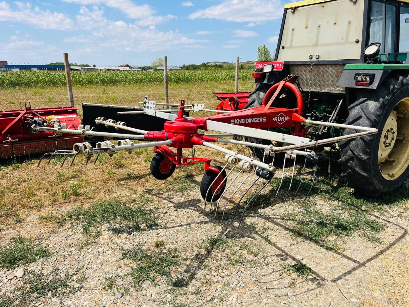 Grebla de adunat fan, iarba, paie, lucerna tip paianjen Kuhn in baie de ulei — utilaj agricol de vanzare
