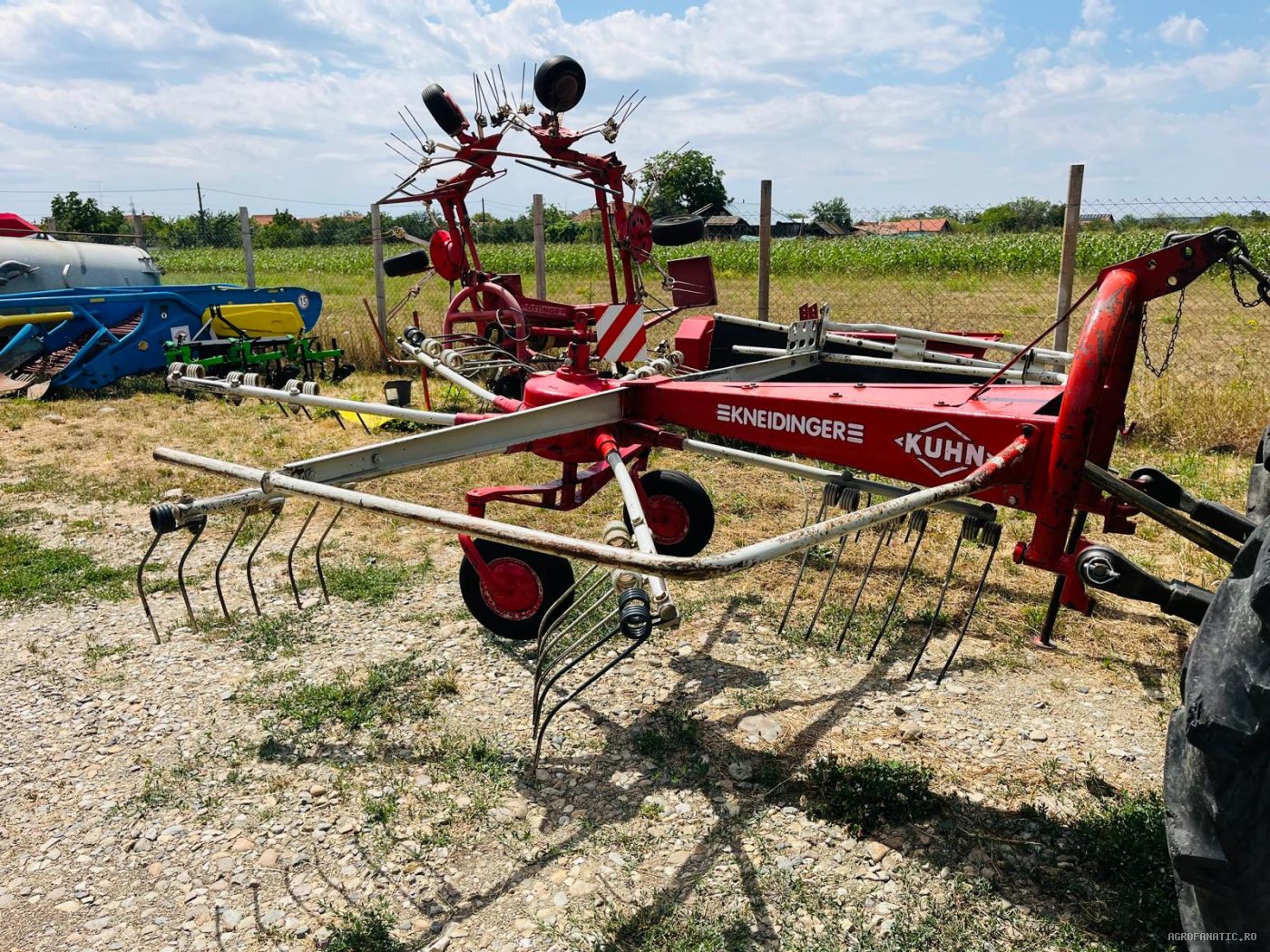 Grebla de adunat fan, iarba, paie, lucerna tip paianjen Kuhn in baie de ulei — utilaj agricol de vanzare