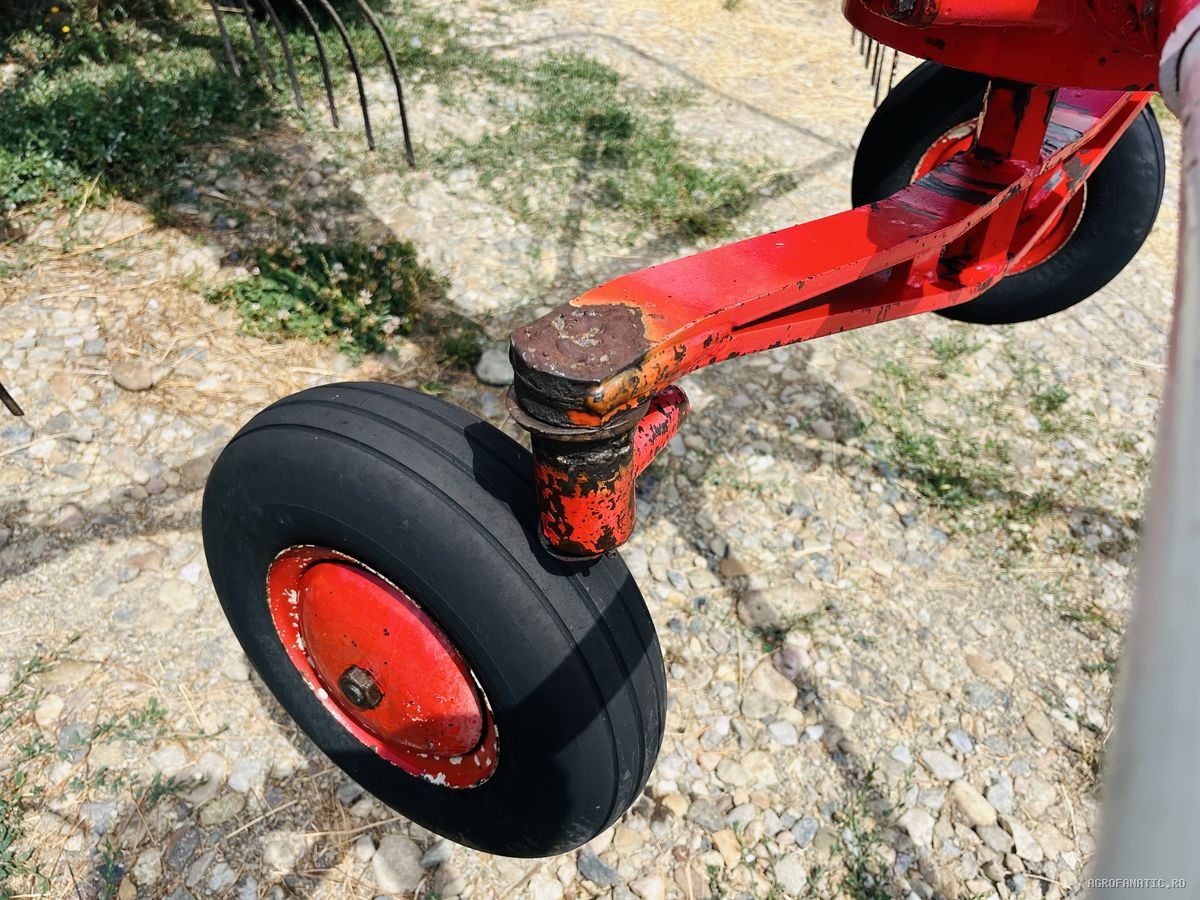 Grebla de adunat tip paianjen paiangen, fan iarba paie lucerna goz Kuhn baie ulei cu 7 brate 2.40 m latime — utilaj agricol de vanzare la AgroFanatic Bihor