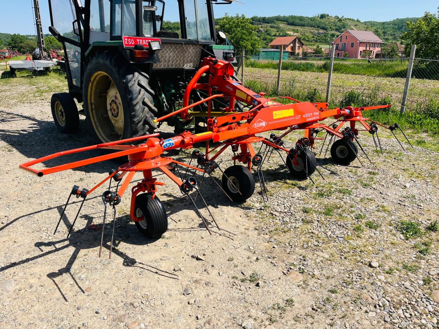 Grebla de imprastiat fan, iarba, lucerna, paie Kuhn — utilaj agricol de vanzare