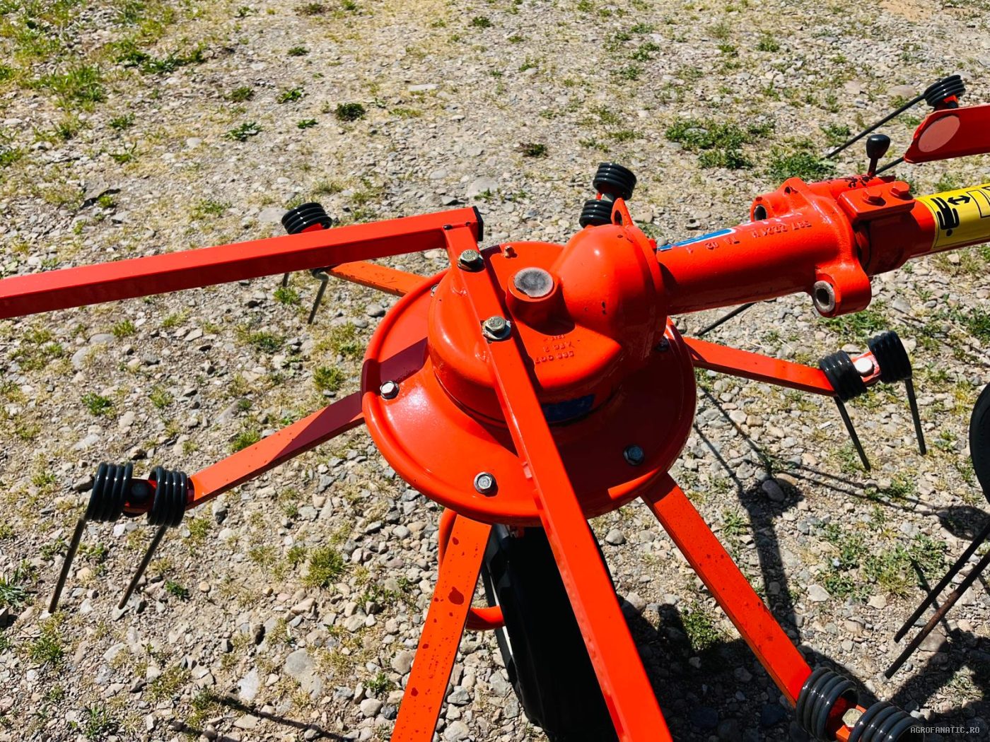 Grebla de imprastiat fan, iarba, lucerna, paie Kuhn — utilaj agricol de vanzare