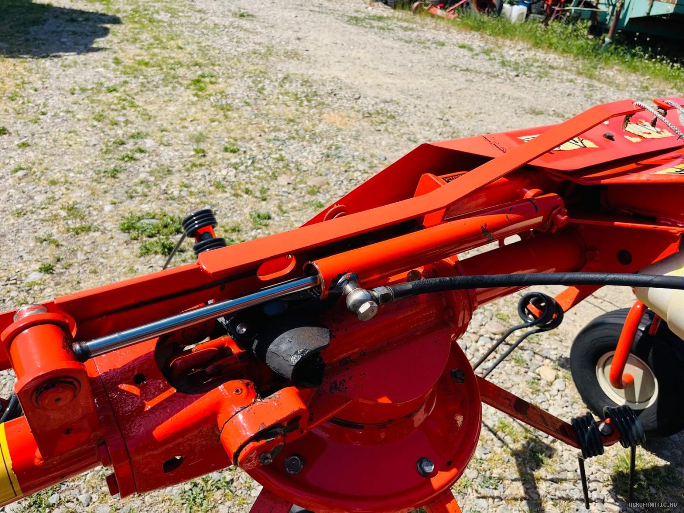 Grebla de imprastiat fan, iarba, lucerna, paie Kuhn — utilaj agricol de vanzare