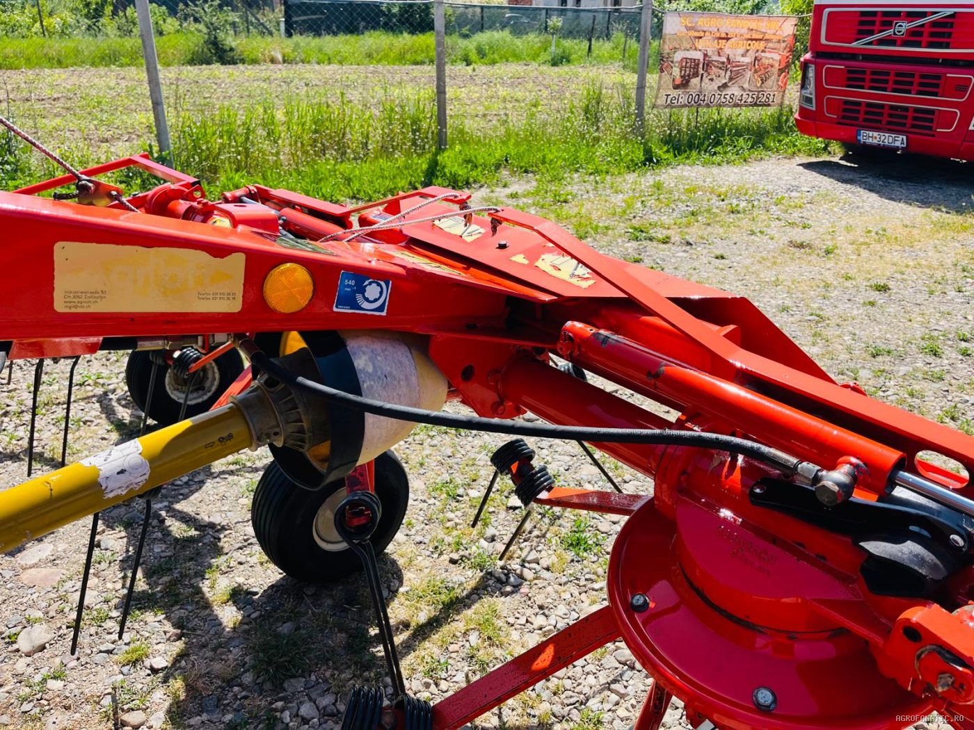 Grebla de imprastiat fan, iarba, lucerna, paie Kuhn — utilaj agricol de vanzare