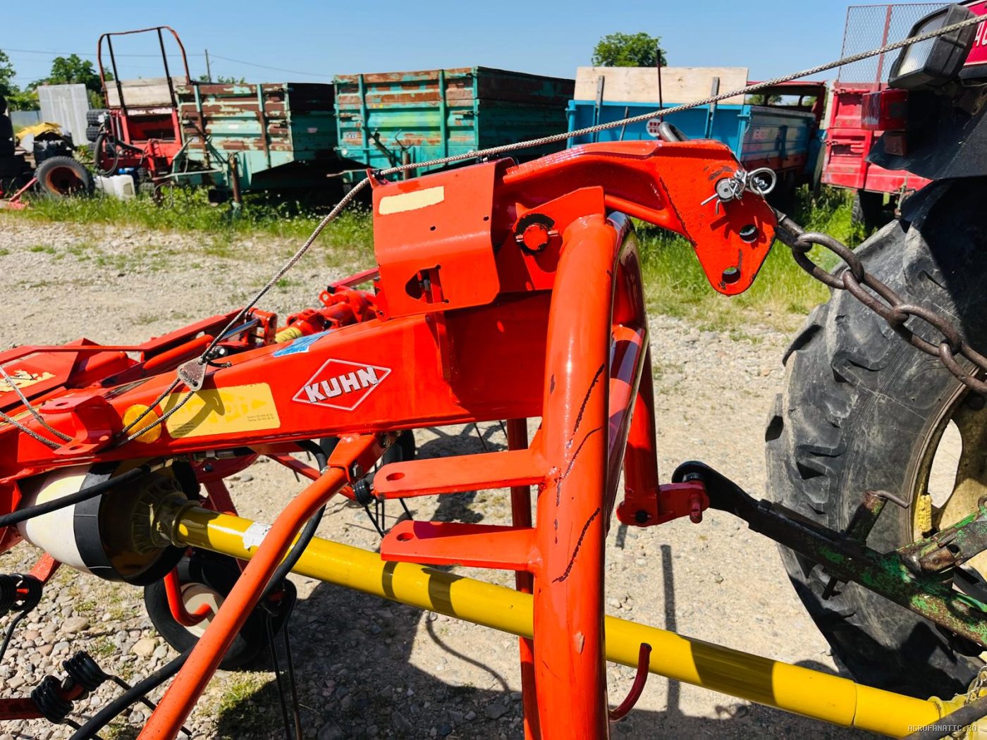 Grebla de imprastiat fan, iarba, lucerna, paie Kuhn — utilaj agricol de vanzare