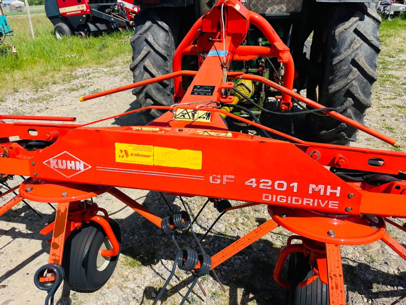 Grebla de imprastiat fan, iarba, lucerna, paie Kuhn — utilaj agricol de vanzare
