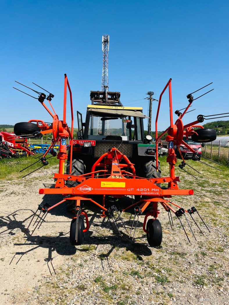 Grebla de imprastiat fan, iarba, lucerna, paie Kuhn — utilaj agricol de vanzare
