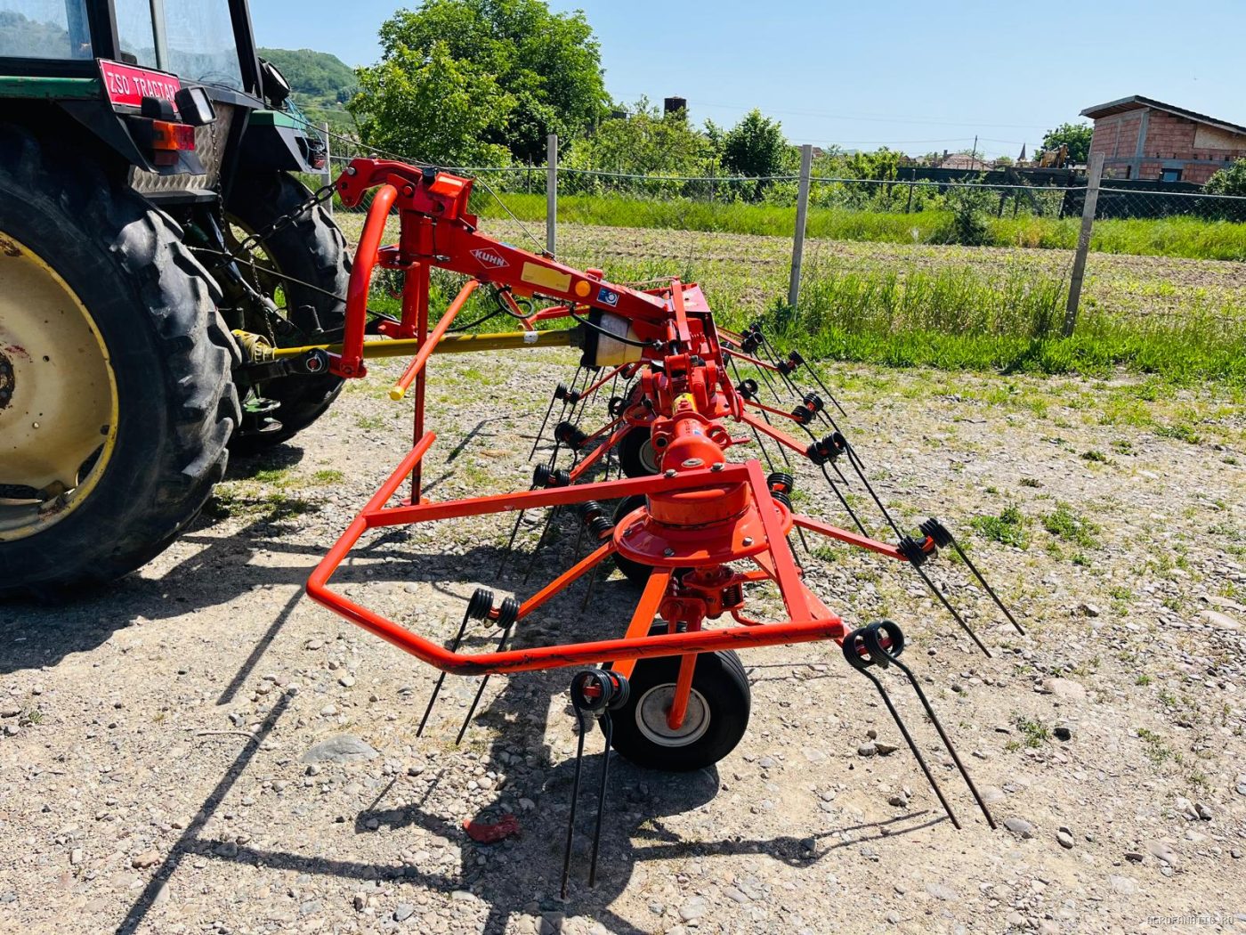 Grebla de imprastiat fan, iarba, lucerna, paie Kuhn — utilaj agricol de vanzare