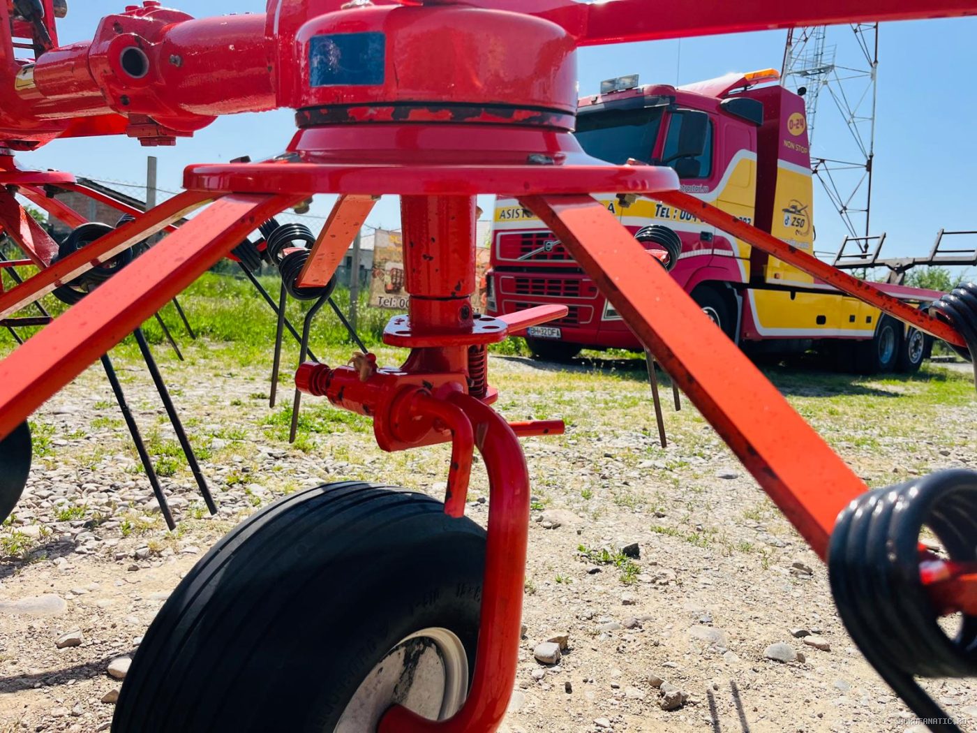 Grebla de imprastiat fan, iarba, lucerna, paie Kuhn — utilaj agricol de vanzare