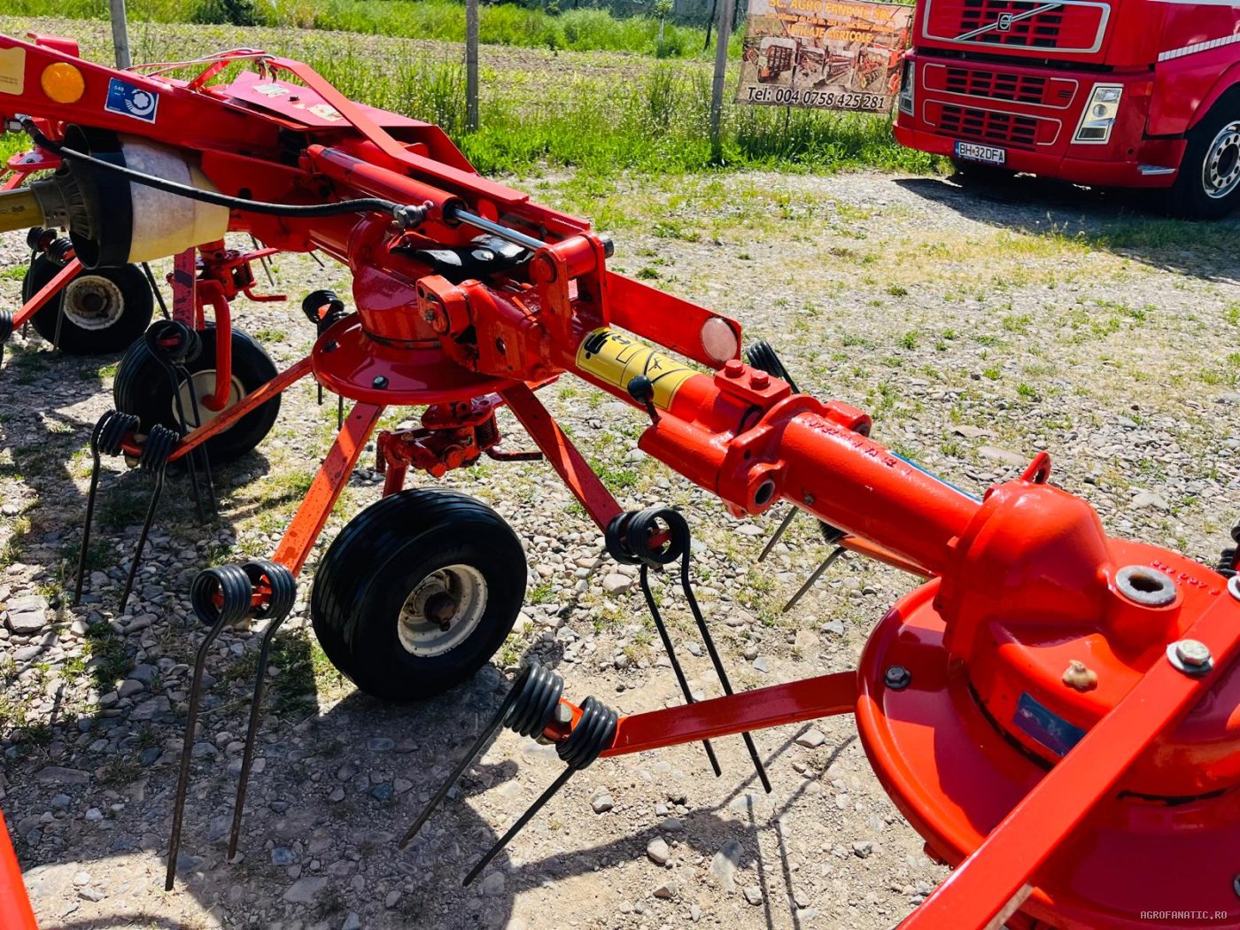 Grebla de imprastiat fan, iarba, lucerna, paie Kuhn — utilaj agricol de vanzare