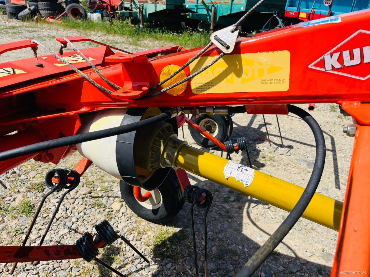 Grebla de imprastiat fan, iarba, lucerna, paie Kuhn — utilaj agricol de vanzare