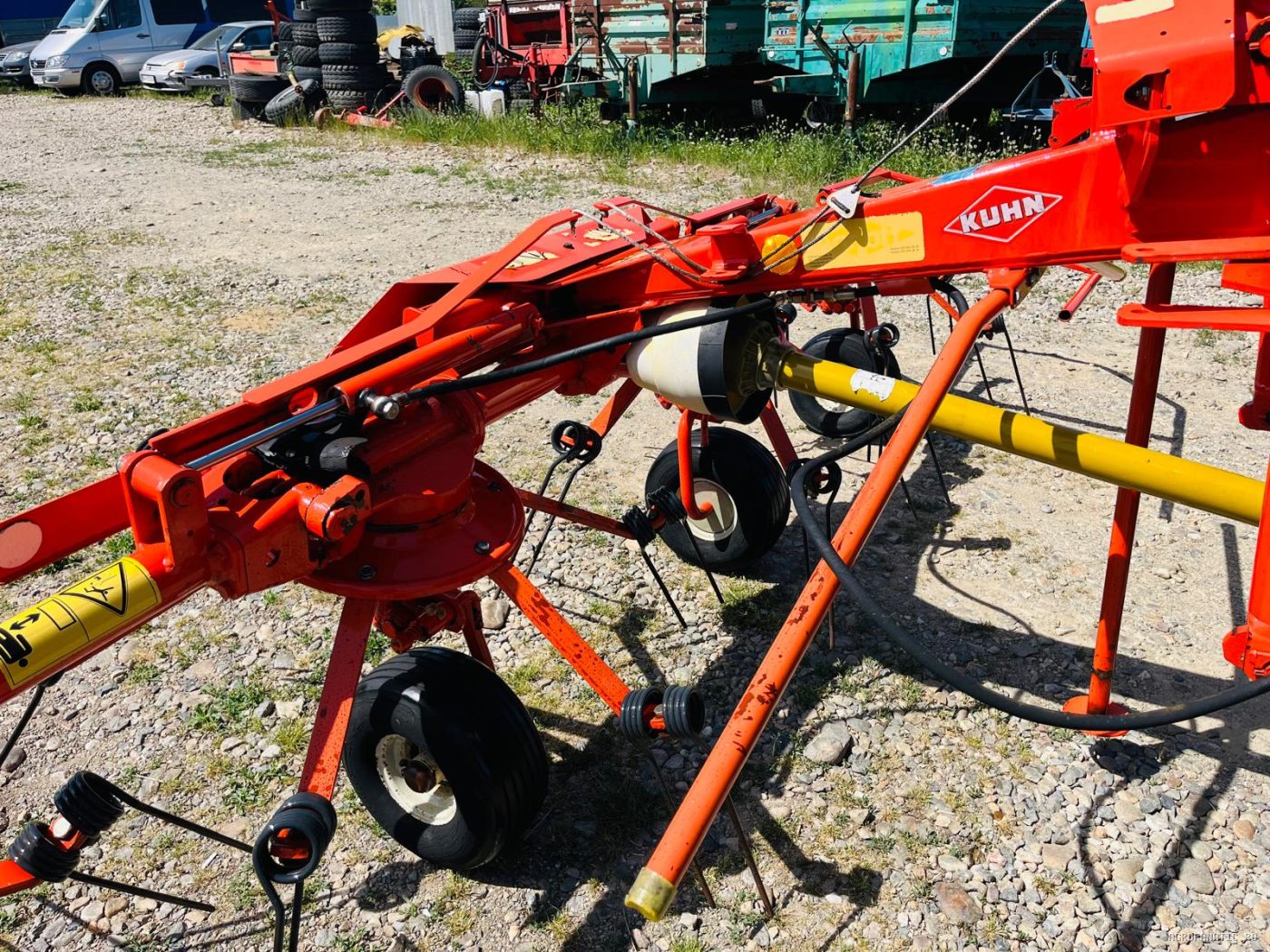 Grebla de imprastiat fan, iarba, lucerna, paie Kuhn — utilaj agricol de vanzare