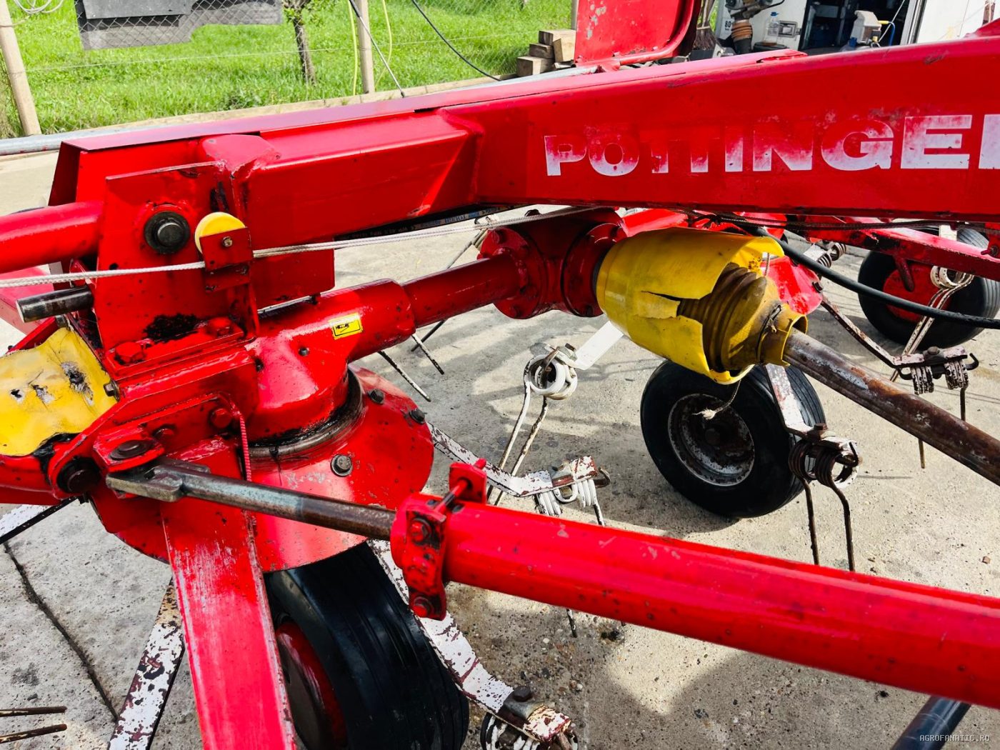 Grebla de imprastiat fan, iarba, lucerna Pottinger 6.70 m latime — utilaj agricol de vanzare