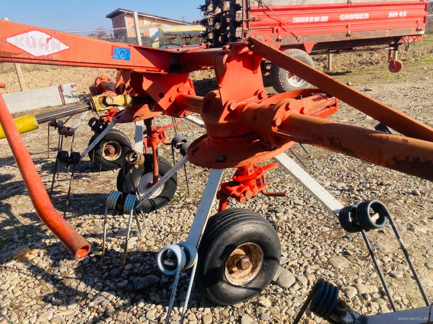 Grebla de imprastiat fan Kuhn 4.40 m — utilaj agricol de vanzare