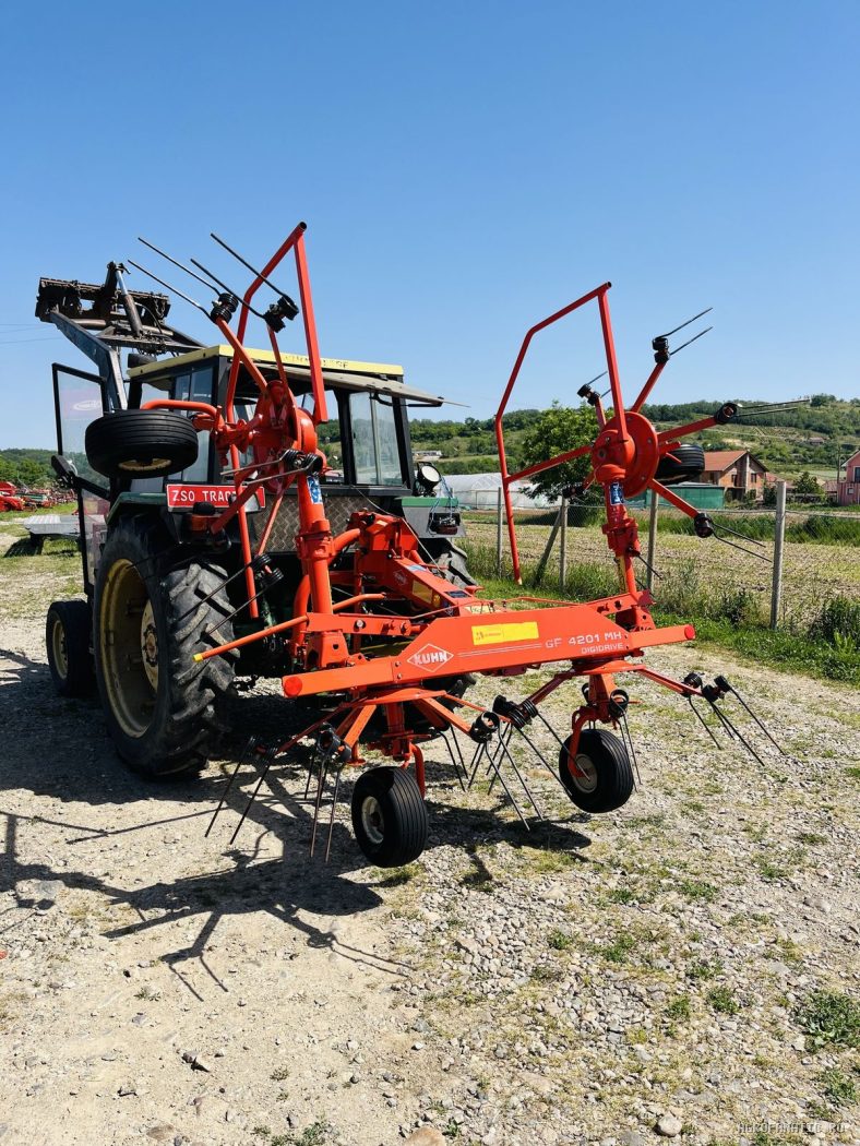 Grebla de imprastiat, rasfirat, risipit, scantalit, inproscat fan iarba lucerna paie Kuhn 4.6 m latime — utilaj agricol de vanzare la AgroFanatic Bihor