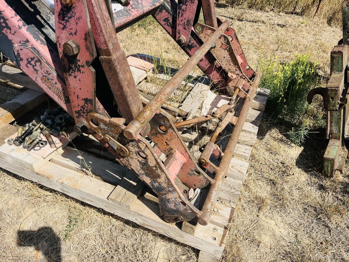 Incarcator frontal, brat fata, cupa, furca baloti, catarg stivuitor, lame stivuitor, 4 cilindri, cupla Euro, functia a 3-a, dublu sens HAUER — utilaj agricol de vanzare la AgroFanatic Bihor