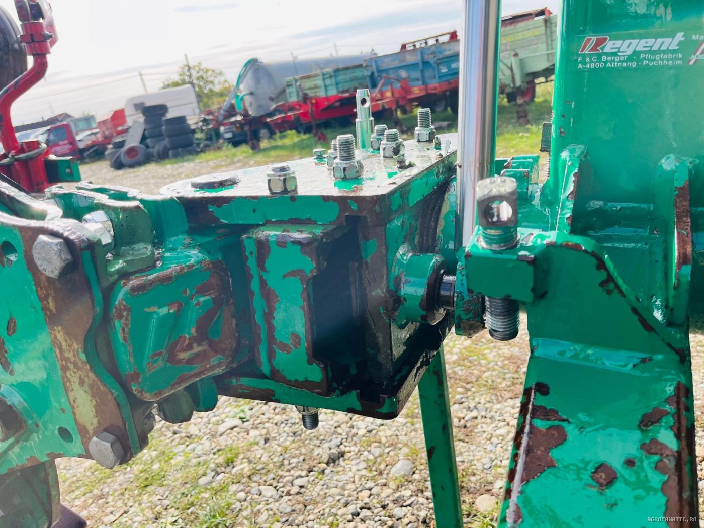 Plug cu 3 cormane reversibil hidraulic Regent Megastar — utilaj agricol de vanzare