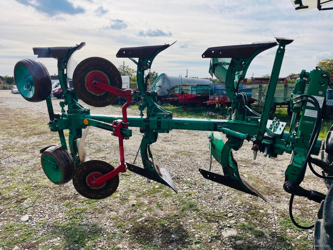 Plug cu 3 cormane reversibil hidraulic Regent Megastar — utilaj agricol de vanzare