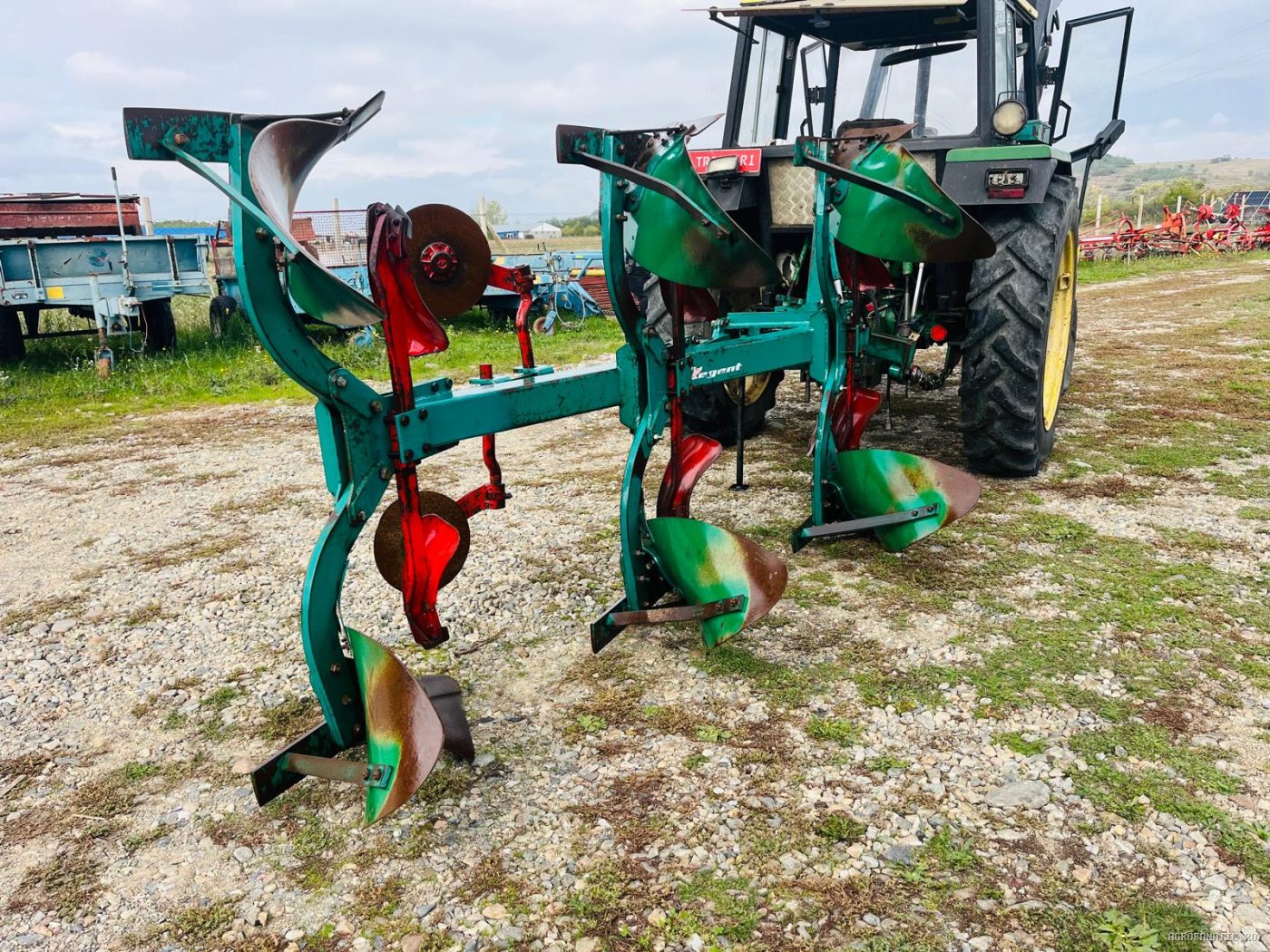 Plug cu 3 trupite reversibil Regent cu cilindru — utilaj agricol de vanzare