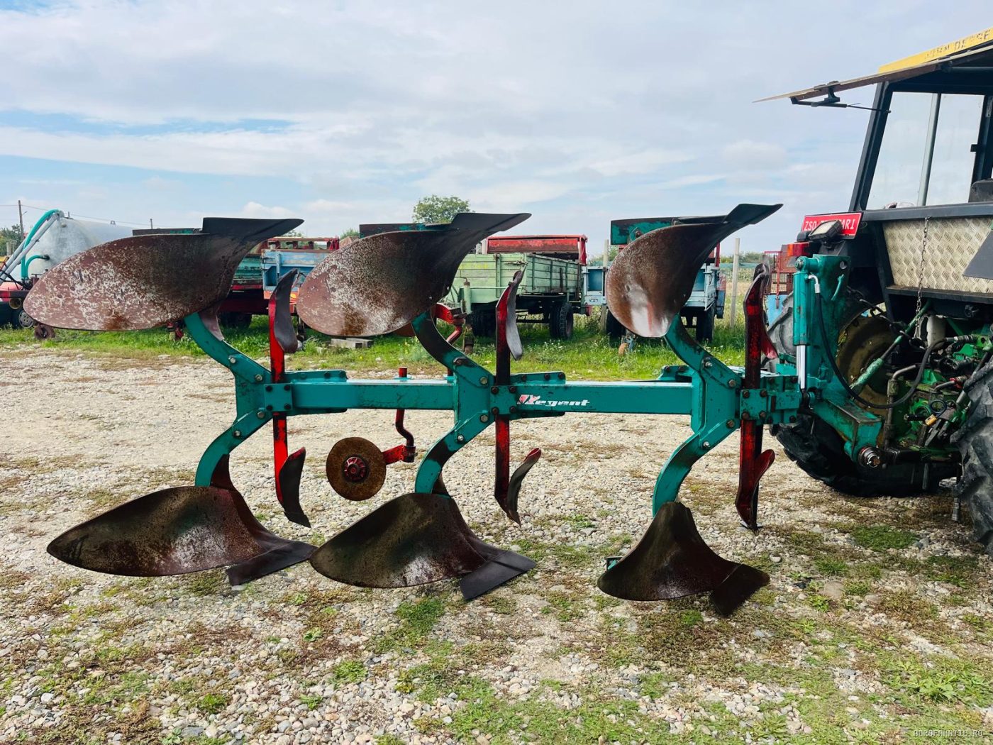 Plug cu 3 trupite reversibil Regent cu cilindru — utilaj agricol de vanzare
