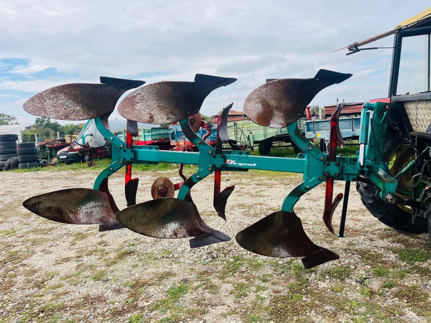 Plug cu 3 trupite reversibil Regent cu cilindru — utilaj agricol de vanzare
