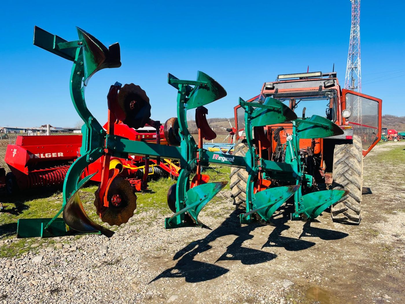 Plug cu 4 trupite Regent, cu roata, 70 inaltime de la sol — utilaj agricol de vanzare
