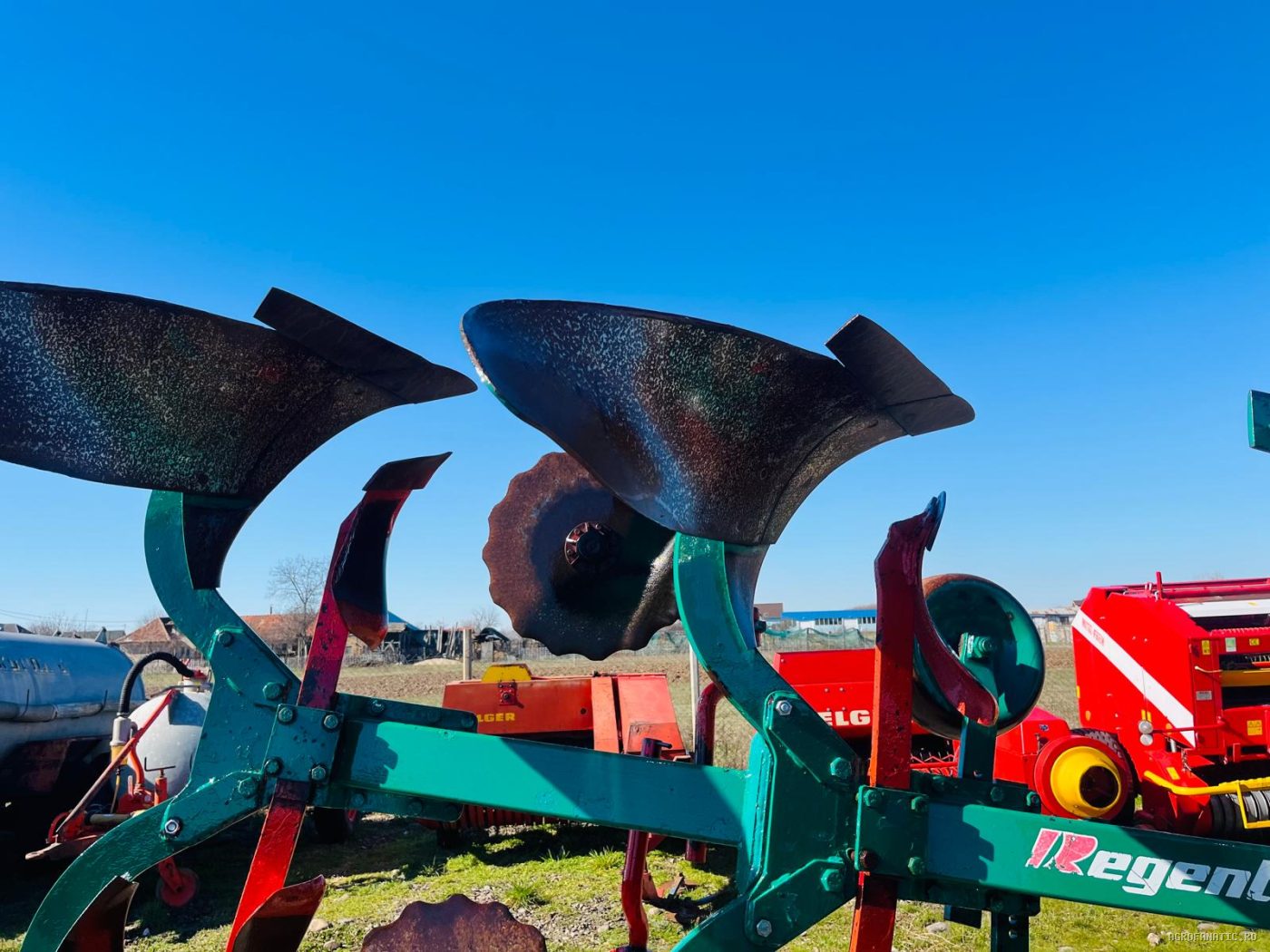 Plug cu 4 trupite Regent, cu roata, 70 inaltime de la sol — utilaj agricol de vanzare