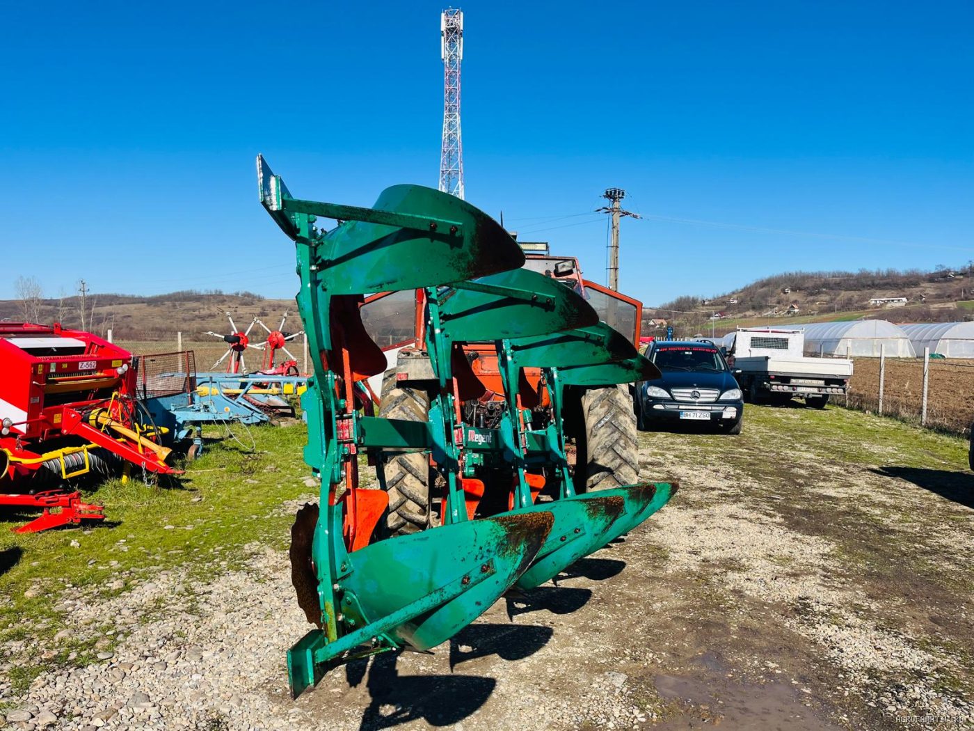 Plug cu 4 trupite Regent, cu roata, 70 inaltime de la sol — utilaj agricol de vanzare