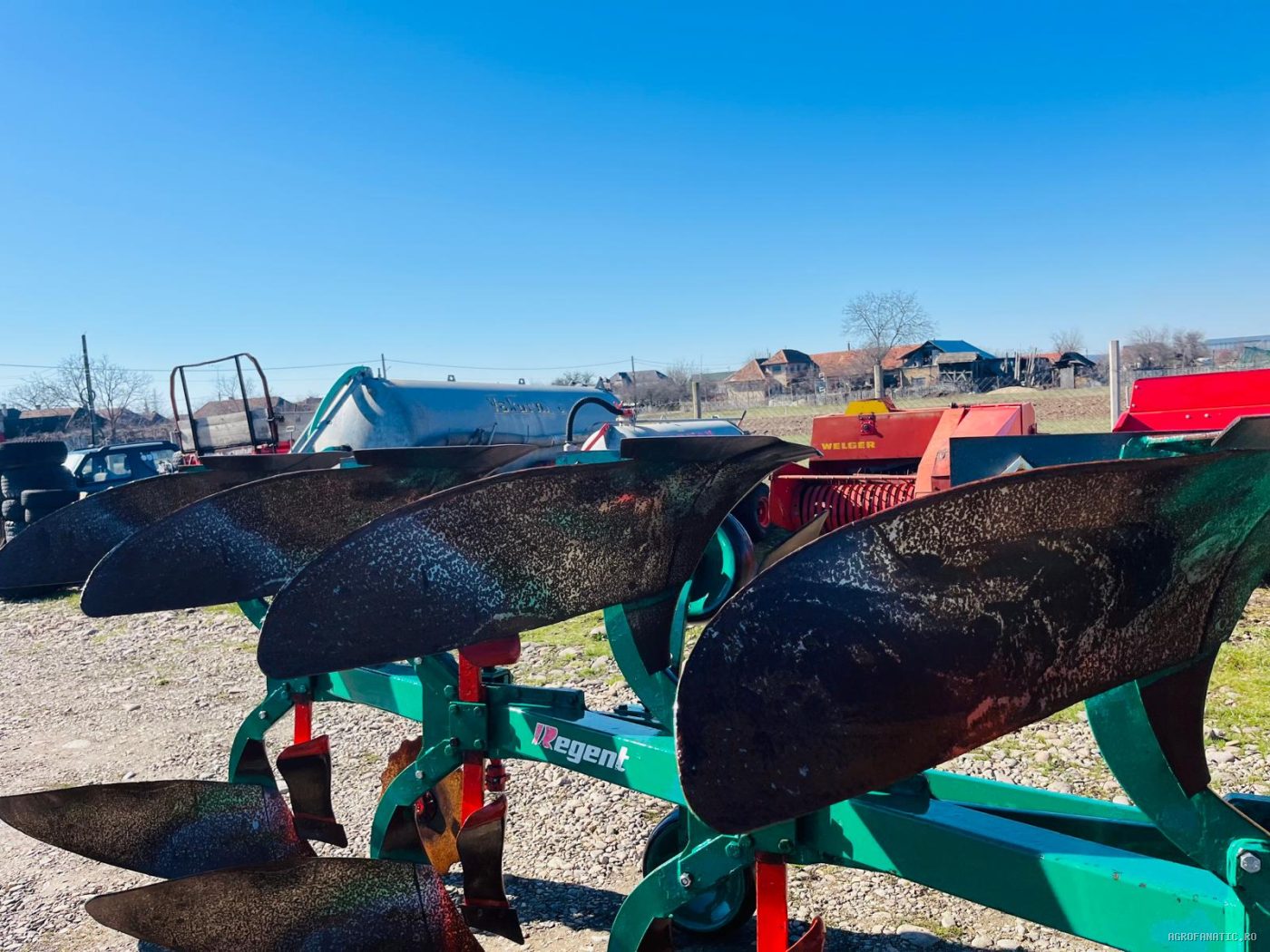 Plug cu 4 trupite Regent, cu roata, 70 inaltime de la sol — utilaj agricol de vanzare