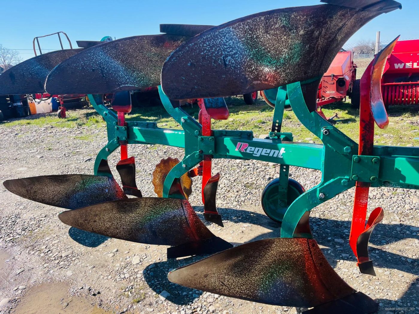 Plug cu 4 trupite Regent, cu roata, 70 inaltime de la sol — utilaj agricol de vanzare