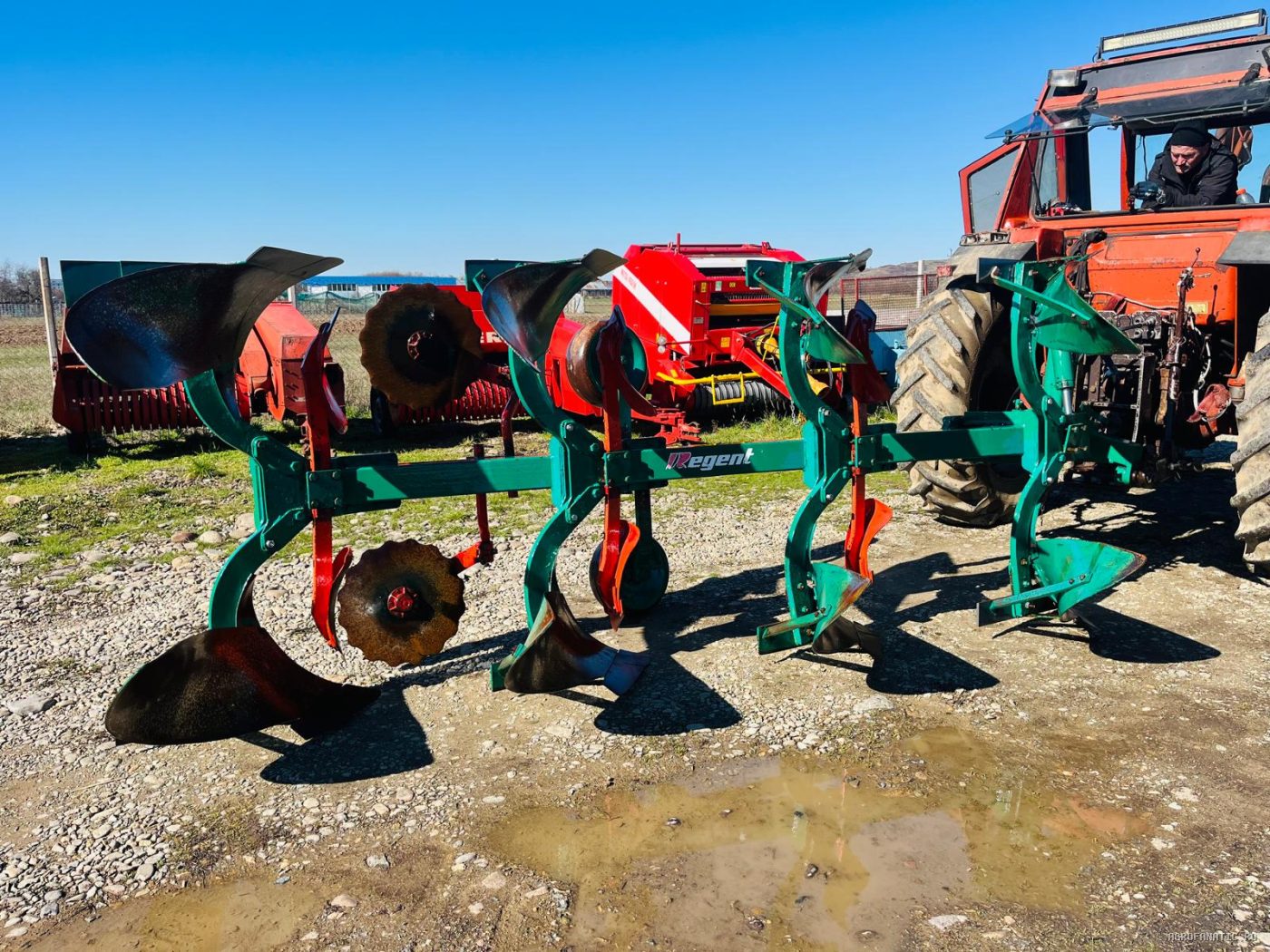 Plug cu 4 trupite Regent, cu roata, 70 inaltime de la sol — utilaj agricol de vanzare