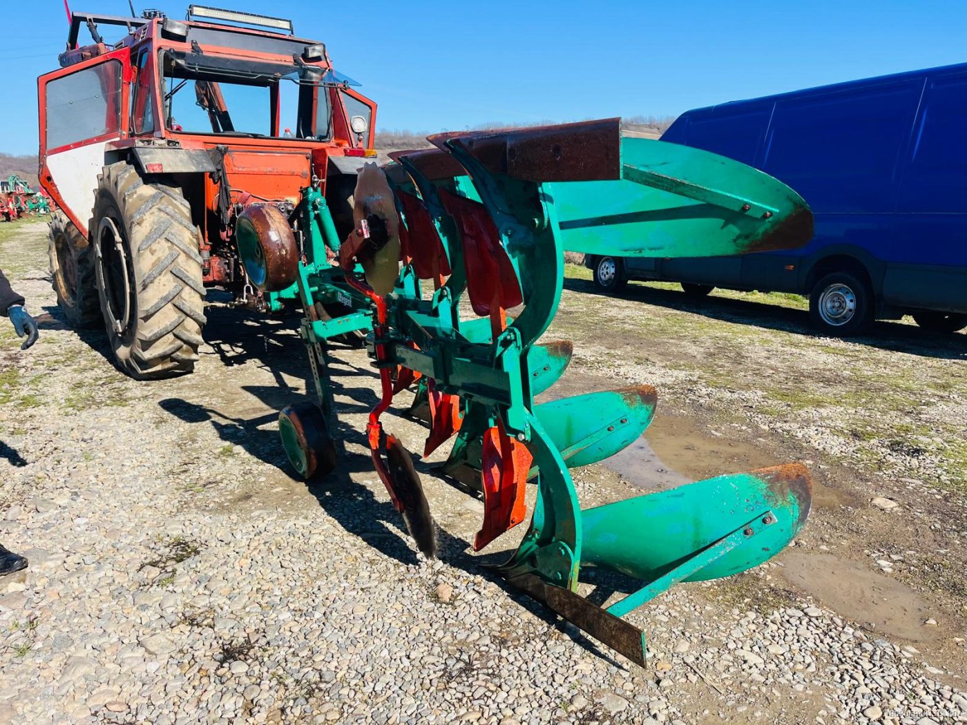 Plug cu 4 trupite Regent, cu roata, 70 inaltime de la sol — utilaj agricol de vanzare